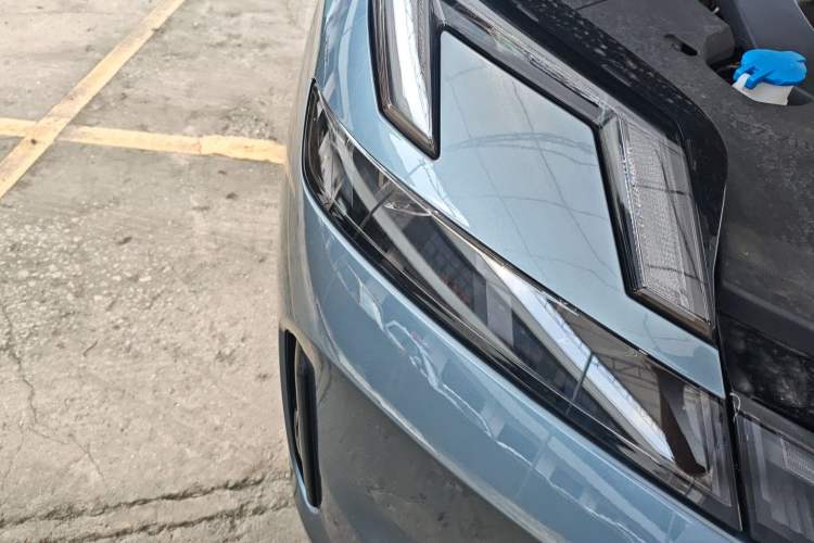 Used Lynk & Co 08 EM-P 2025 220 km All-Wheel-Drive Performance Halo Right Front Headlight