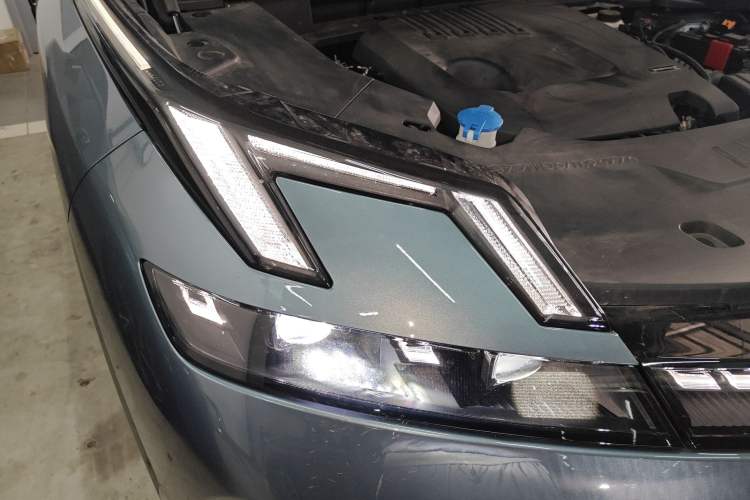 Used Lynk & Co 08 EM-P 2025 220 km All-Wheel-Drive Performance Halo Right Front Headlight