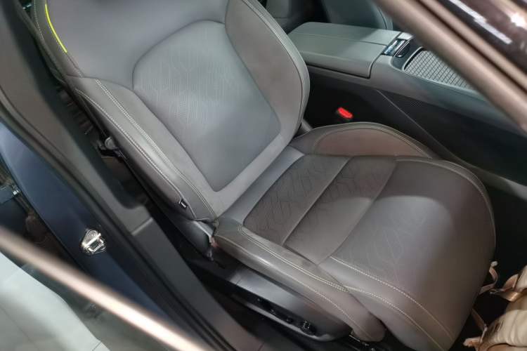 Used Lynk & Co 08 EM-P 2025 220 km All-Wheel-Drive Performance Halo Right Front Seat