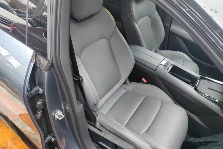 Used Lynk & Co 08 EM-P 2025 220 km All-Wheel-Drive Performance Halo Right Front Seat