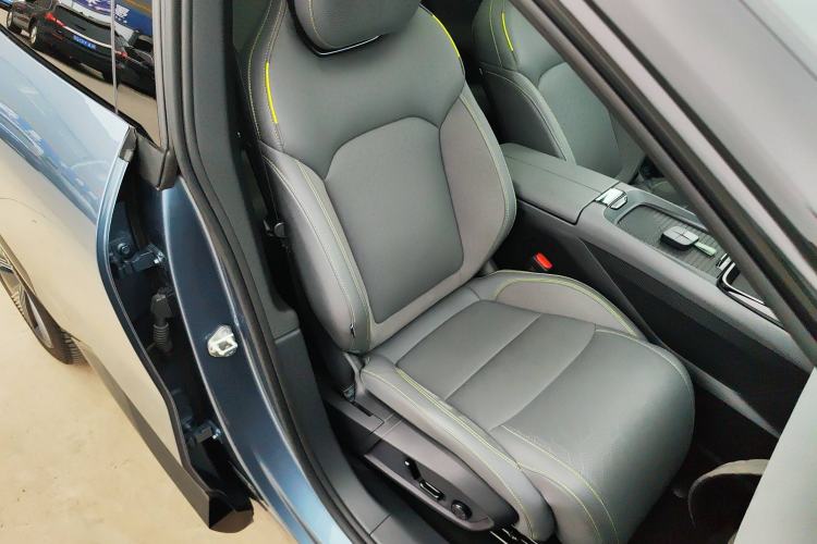 Used Lynk & Co 08 EM-P 2025 220 km All-Wheel-Drive Performance Halo Right Front Seat