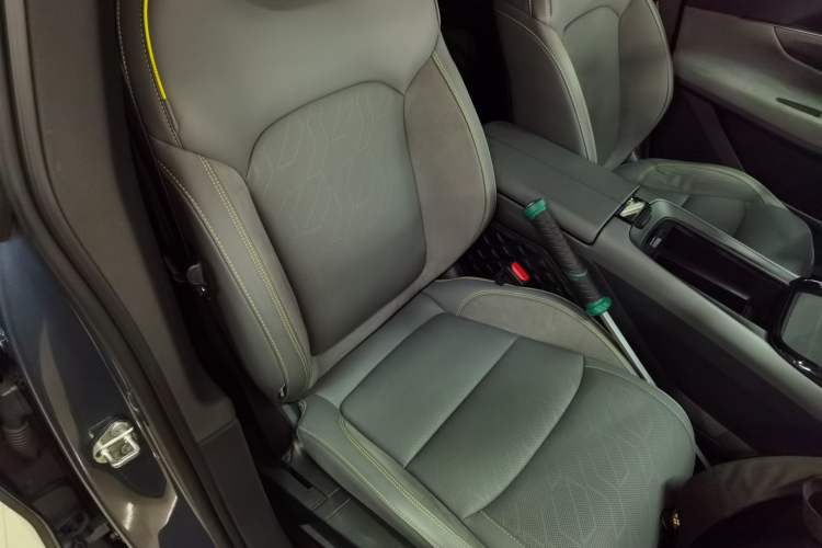 Used Lynk & Co 08 EM-P 2025 220 km All-Wheel-Drive Performance Halo Right Front Seat