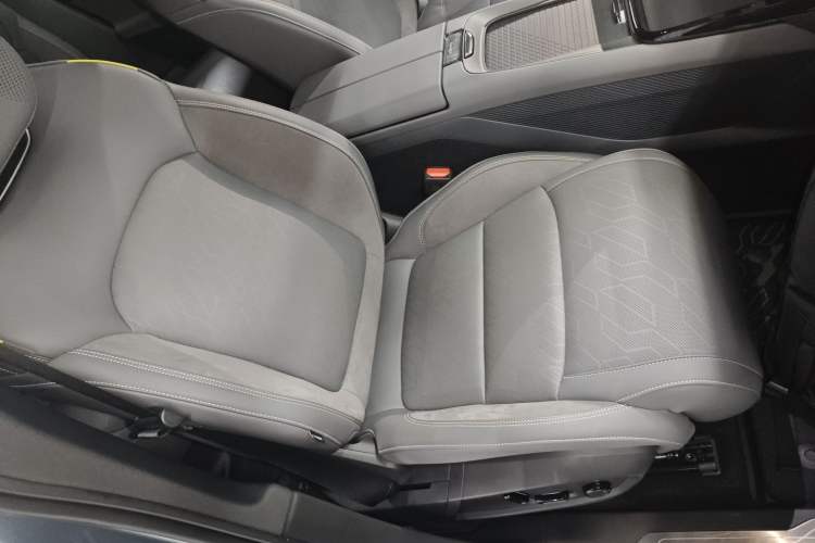 Used Lynk & Co 08 EM-P 2025 220 km All-Wheel-Drive Performance Halo Right Front Seat
