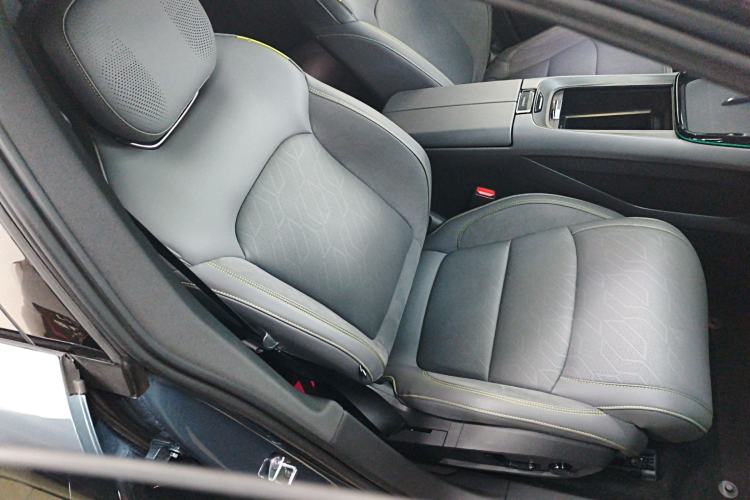 Used Lynk & Co 08 EM-P 2025 220 km All-Wheel-Drive Performance Halo Right Front Seat