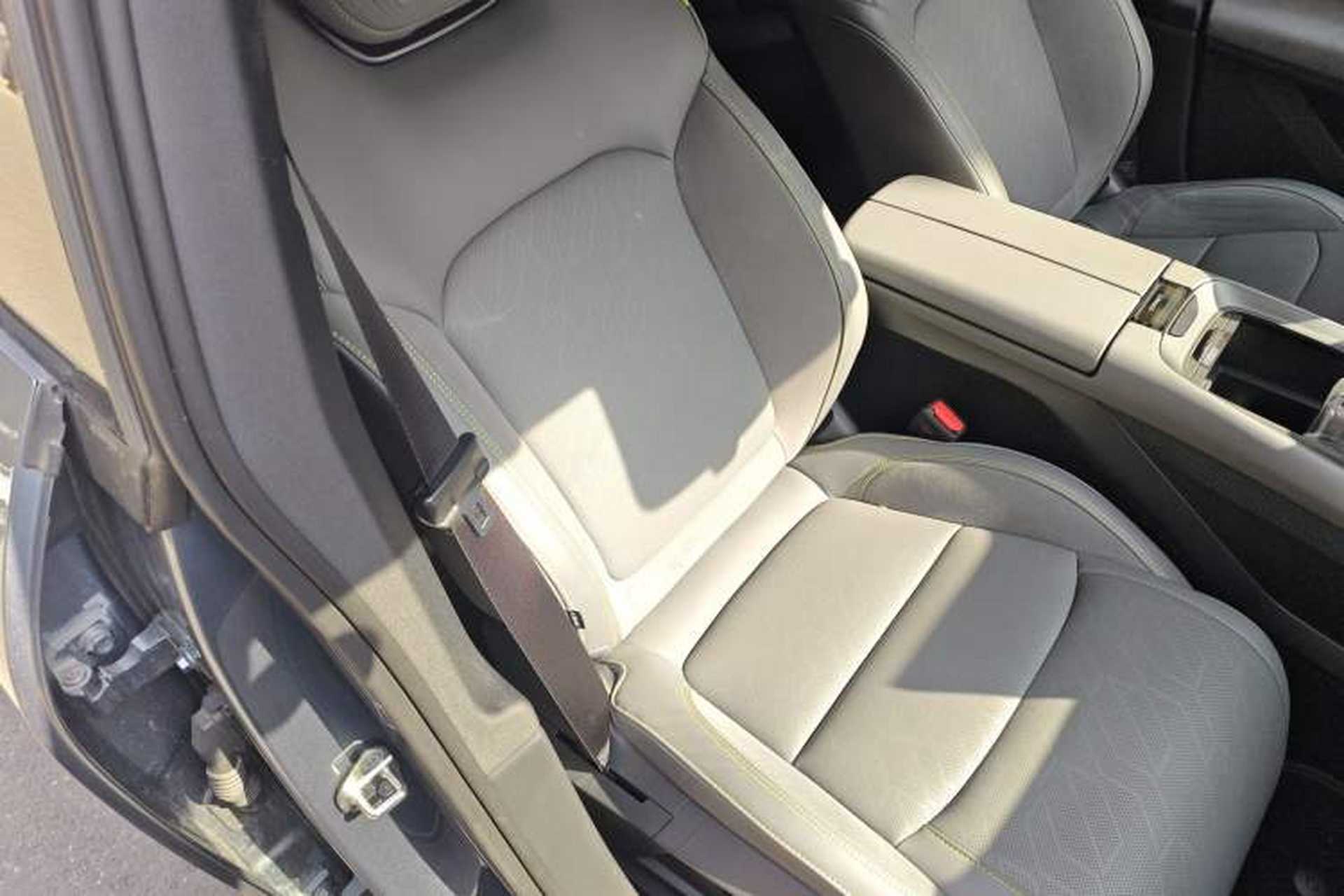 Used Lynk & Co 08 EM-P 2025 220 km All-Wheel-Drive Performance Halo Right Front Seat