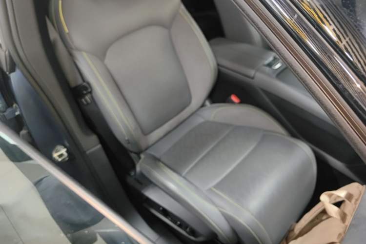 Used Lynk & Co 08 EM-P 2025 220 km All-Wheel-Drive Performance Halo Right Front Seat