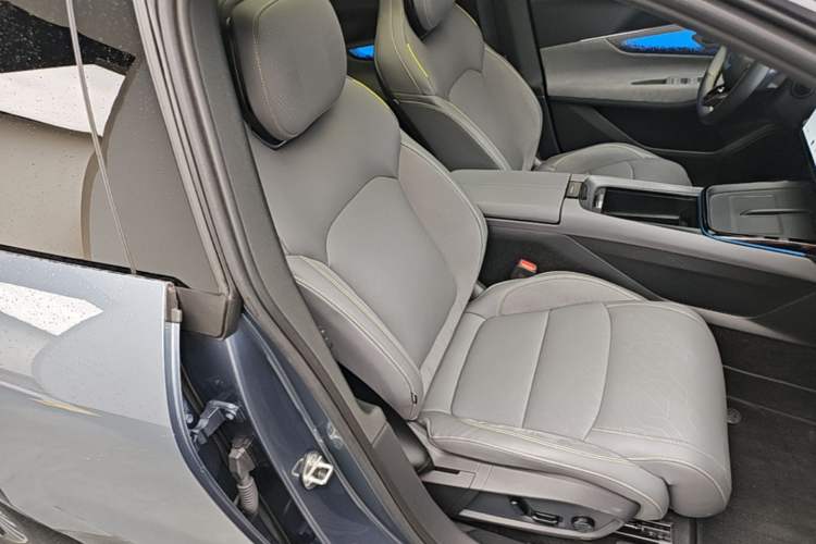 Used Lynk & Co 08 EM-P 2025 245km Ultra-Long Range Halo Right Front Seat