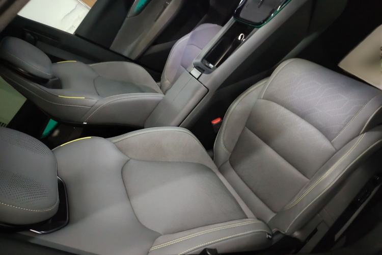Used Lynk & Co 08 EM-P 2025 220 km All-Wheel-Drive Performance Halo Right Front Seat