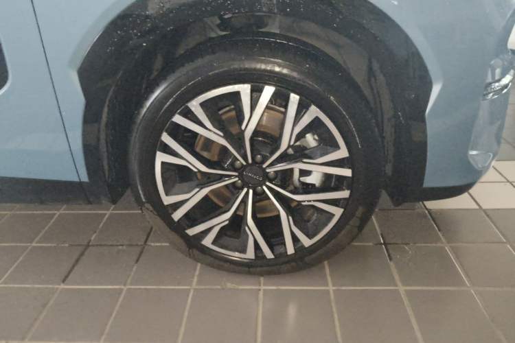 Used Lynk & Co 08 EM-P 2025 220 km All-Wheel-Drive Performance Halo Right Front Wheel Hub