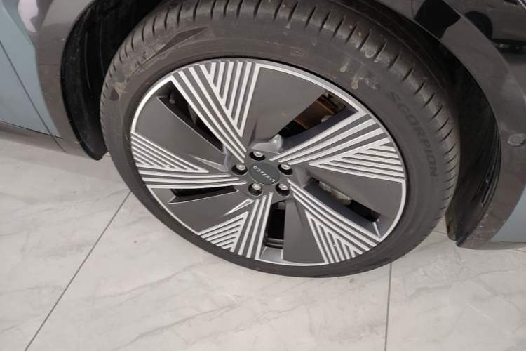Used Lynk & Co 08 EM-P 2025 220 km All-Wheel-Drive Performance Halo Right Front Wheel Hub