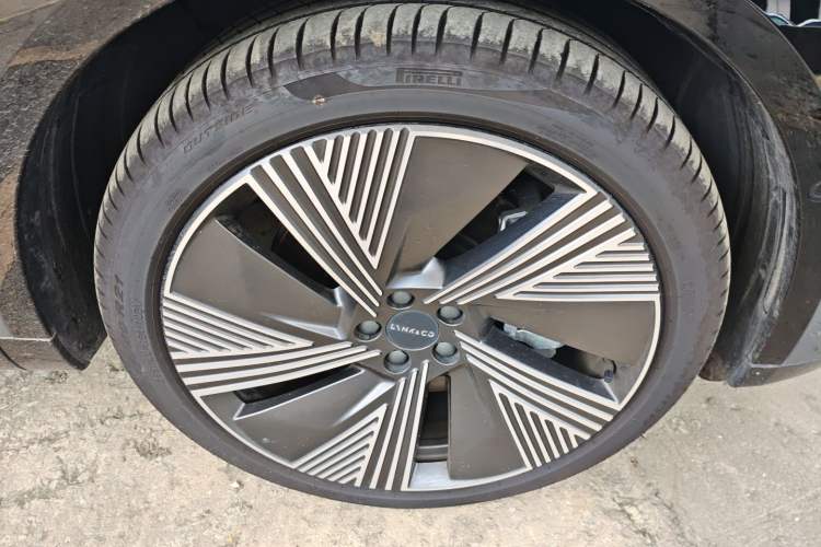 Used Lynk & Co 08 EM-P 2025 220 km All-Wheel-Drive Performance Halo Right Front Wheel Hub