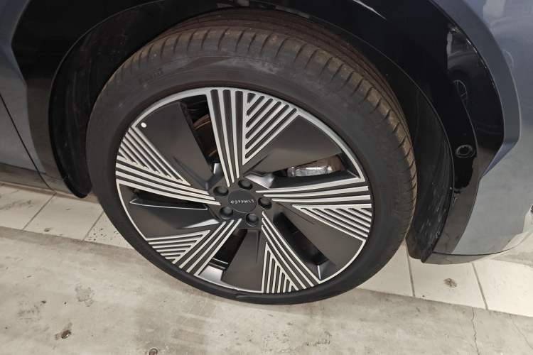 Used Lynk & Co 08 EM-P 2025 220 km All-Wheel-Drive Performance Halo Right Front Wheel Hub
