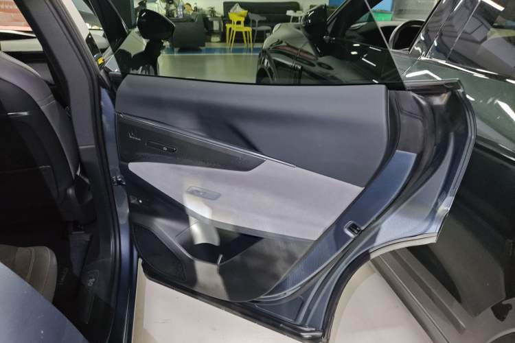 Used Lynk & Co 08 EM-P 2025 220 km All-Wheel-Drive Performance Halo Right Rear Door Interior