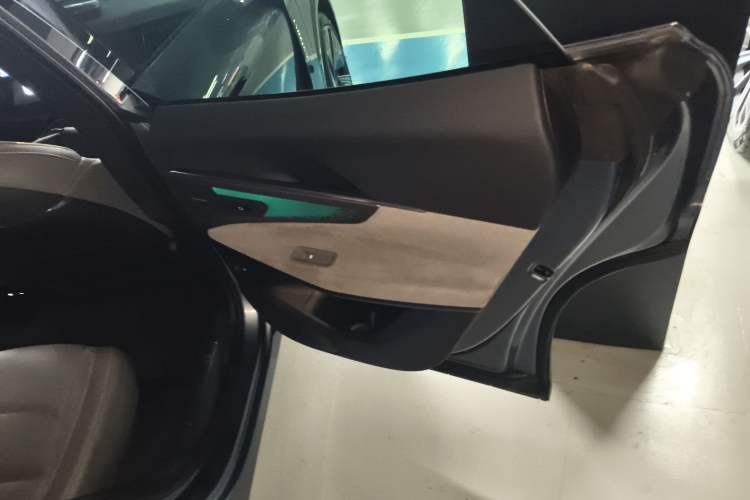 Used Lynk & Co 08 EM-P 2025 220 km All-Wheel-Drive Performance Halo Right Rear Door Interior