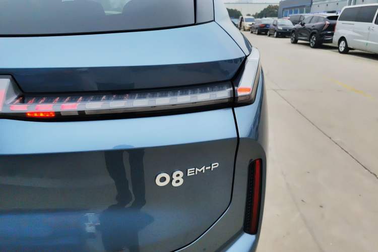 Used Lynk & Co 08 EM-P 2025 220 km All-Wheel-Drive Performance Halo Right Rear Taillight