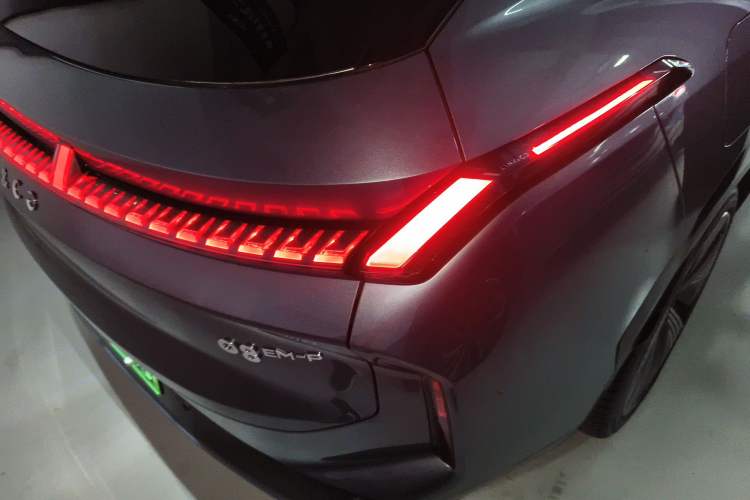 Used Lynk & Co 08 EM-P 2025 220 km All-Wheel-Drive Performance Halo Right Rear Taillight
