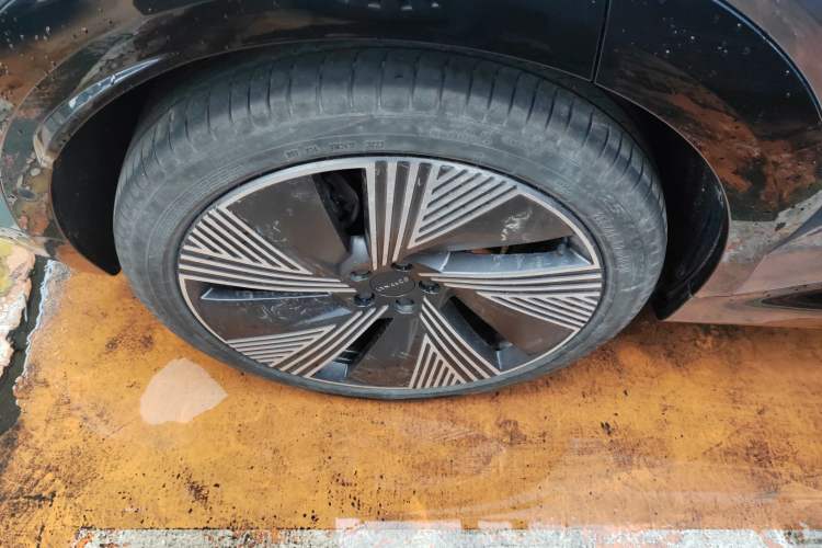 Used Lynk & Co 08 EM-P 2025 220 km All-Wheel-Drive Performance Halo Right Rear Wheel Hub