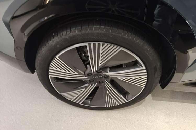 Used Lynk & Co 08 EM-P 2025 220 km All-Wheel-Drive Performance Halo Right Rear Wheel Hub