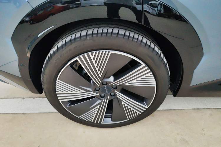Used Lynk & Co 08 EM-P 2025 220 km All-Wheel-Drive Performance Halo Right Rear Wheel Hub