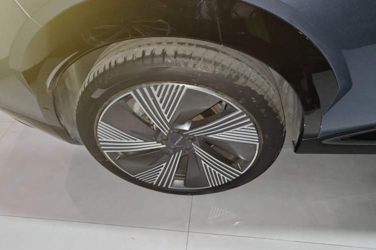 Used Lynk & Co 08 EM-P 2025 220 km All-Wheel-Drive Performance Halo Right Rear Wheel Hub