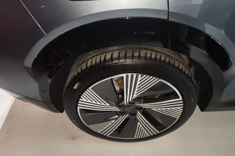 Used Lynk & Co 08 EM-P 2025 220 km All-Wheel-Drive Performance Halo Right Rear Wheel Hub