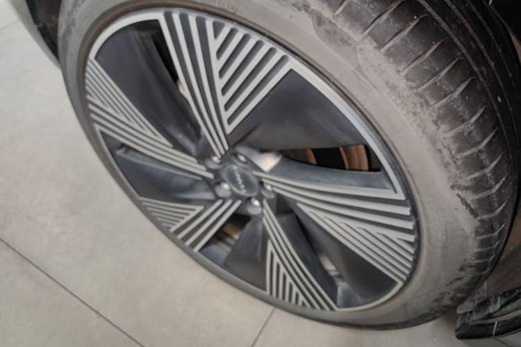 Used Lynk & Co 08 EM-P 2025 220 km All-Wheel-Drive Performance Halo Right Rear Wheel Hub