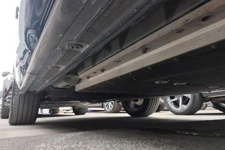 Used Lynk & Co 08 EM-P 2025 220 km All-Wheel-Drive Performance Halo Right Side Sill