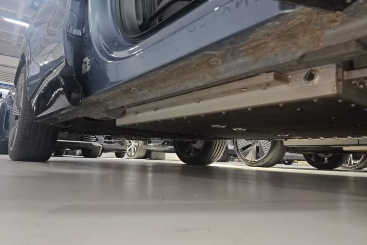 Used Lynk & Co 08 EM-P 2025 220 km All-Wheel-Drive Performance Halo Right Side Sill