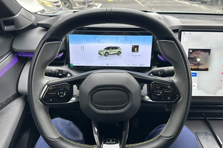 Used Lynk & Co 08 EM-P 2025 220 km All-Wheel-Drive Performance Halo Steering Wheel