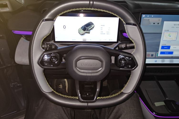 Used Lynk & Co 08 EM-P 2025 220 km All-Wheel-Drive Performance Halo Steering Wheel