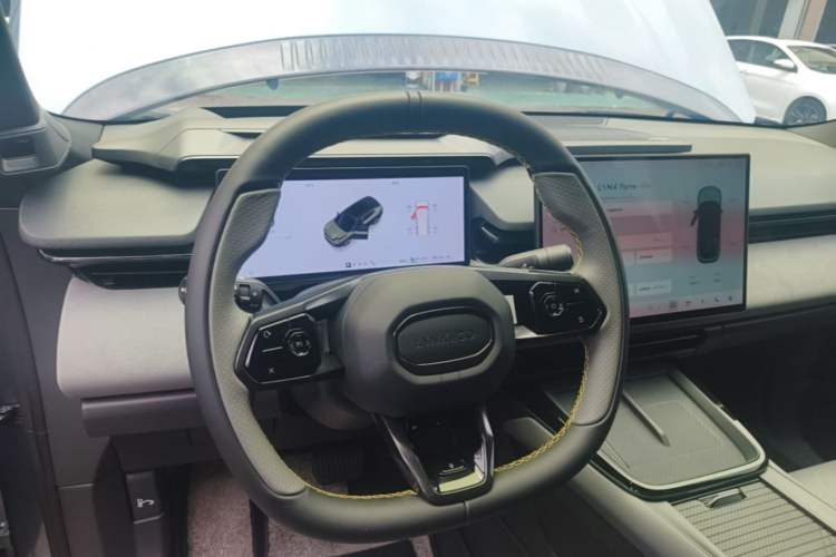 Used Lynk & Co 08 EM-P 2025 245km Ultra-Long Range Halo Steering Wheel