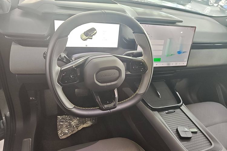 Used Lynk & Co 08 EM-P 2025 220 km All-Wheel-Drive Performance Halo Steering Wheel