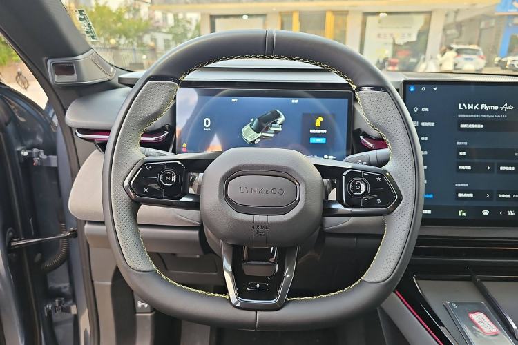 Used Lynk & Co 08 EM-P 2025 220 km All-Wheel-Drive Performance Halo Steering Wheel