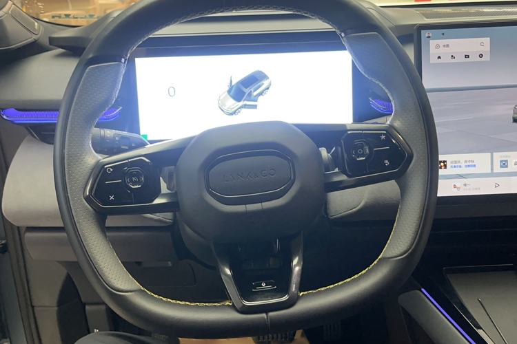 Used Lynk & Co 08 EM-P 2025 220 km All-Wheel-Drive Performance Halo Steering Wheel