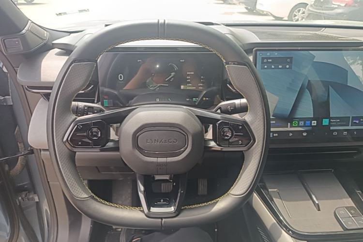 Used Lynk & Co 08 EM-P 2025 220 km All-Wheel-Drive Performance Halo Steering Wheel