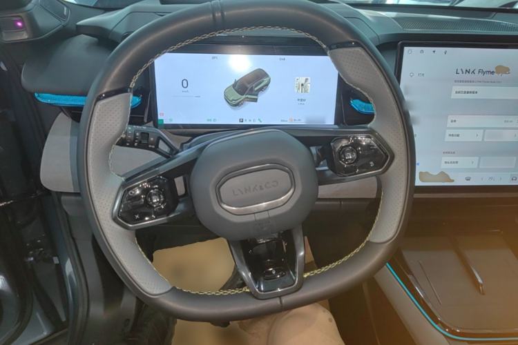 Used Lynk & Co 08 EM-P 2025 220 km All-Wheel-Drive Performance Halo Steering Wheel
