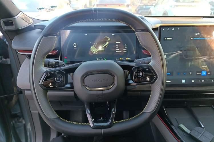 Used Lynk & Co 08 EM-P 2025 220 km All-Wheel-Drive Performance Halo Steering Wheel
