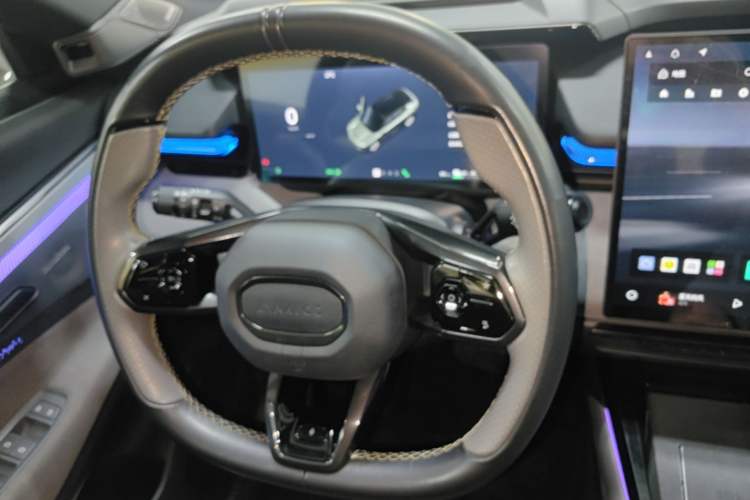 Used Lynk & Co 08 EM-P 2025 220 km All-Wheel-Drive Performance Halo Steering Wheel