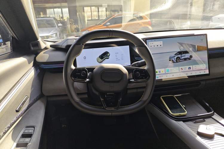 Used Lynk & Co 08 EM-P 2025 220 km All-Wheel-Drive Performance Halo Steering Wheel