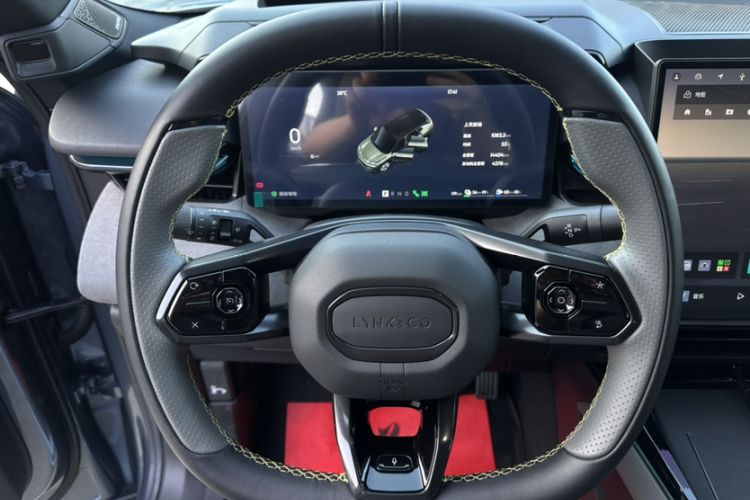 Used Lynk & Co 08 EM-P 2025 220 km All-Wheel-Drive Performance Halo Steering Wheel