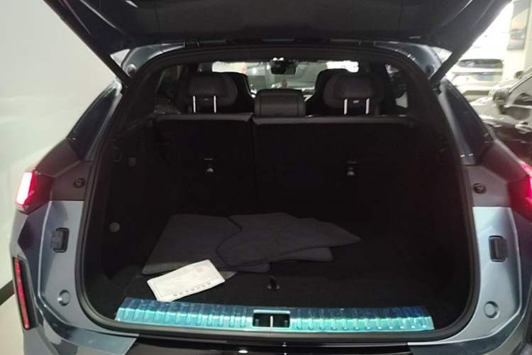 Used Lynk & Co 08 EM-P 2025 220 km All-Wheel-Drive Performance Halo Trunk