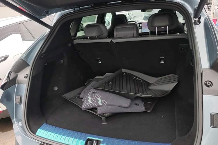 Used Lynk & Co 08 EM-P 2025 220 km All-Wheel-Drive Performance Halo Trunk