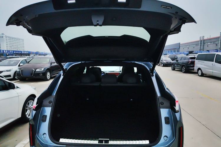 Used Lynk & Co 08 EM-P 2025 220 km All-Wheel-Drive Performance Halo Trunk