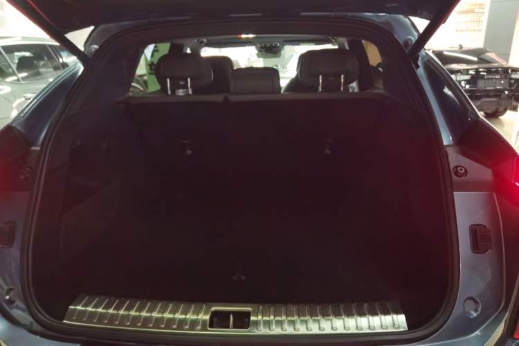 Used Lynk & Co 08 EM-P 2025 220 km All-Wheel-Drive Performance Halo Trunk