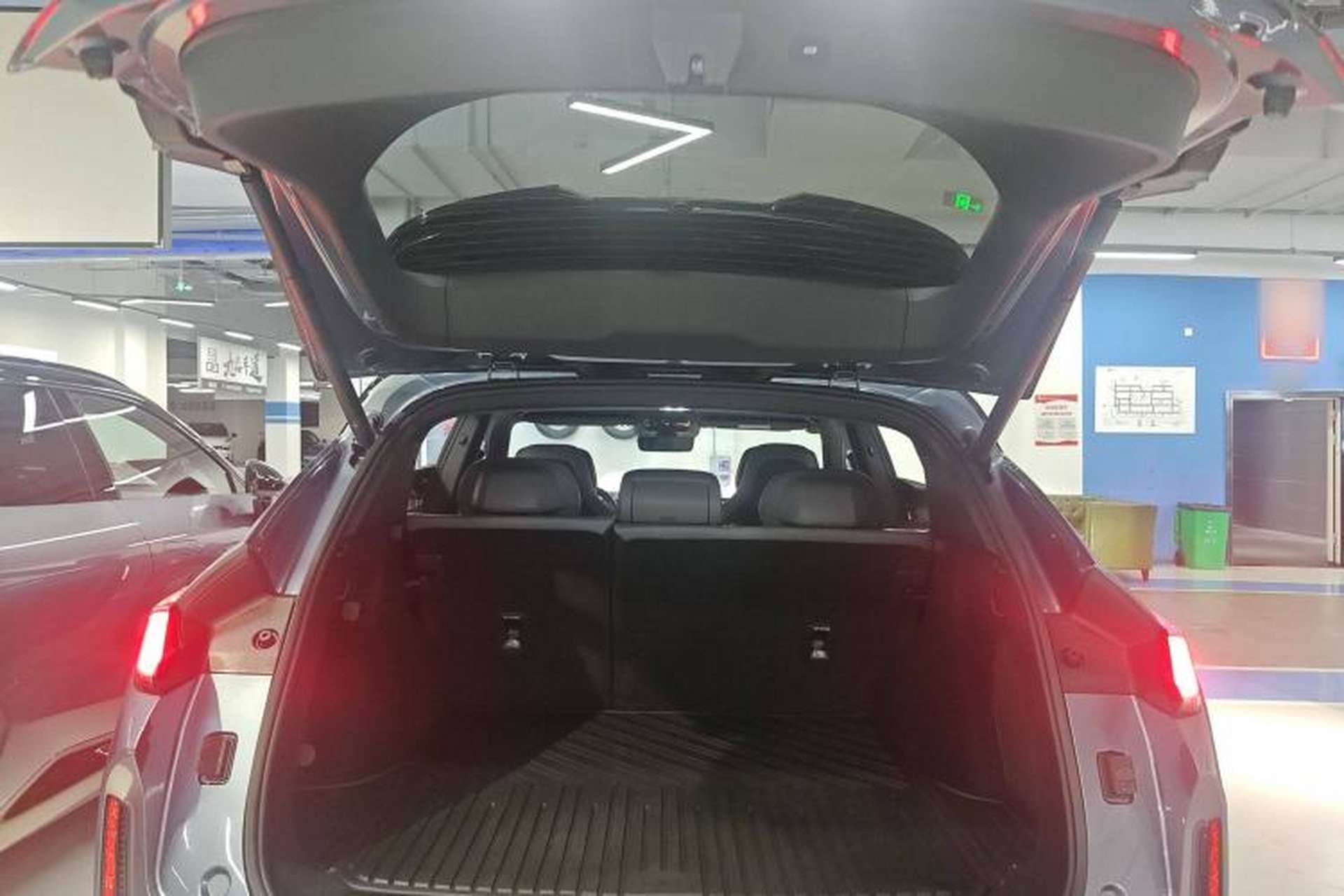 Used Lynk & Co 08 EM-P 2025 220 km All-Wheel-Drive Performance Halo Trunk