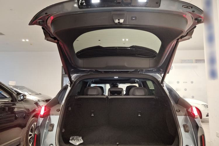 Used Lynk & Co 08 EM-P 2025 220 km All-Wheel-Drive Performance Halo Trunk