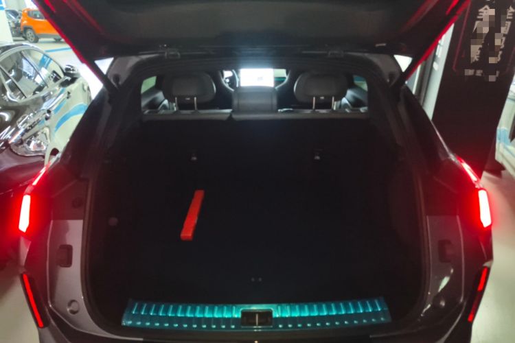 Used Lynk & Co 08 EM-P 2025 220 km All-Wheel-Drive Performance Halo Trunk