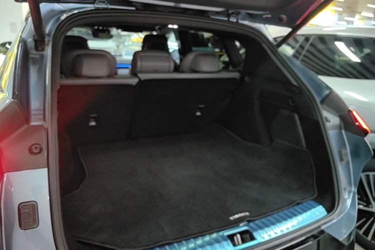 Used Lynk & Co 08 EM-P 2025 220 km All-Wheel-Drive Performance Halo Trunk
