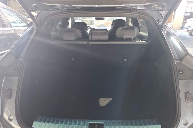 Used Lynk & Co 08 EM-P 2025 220 km All-Wheel-Drive Performance Halo Trunk