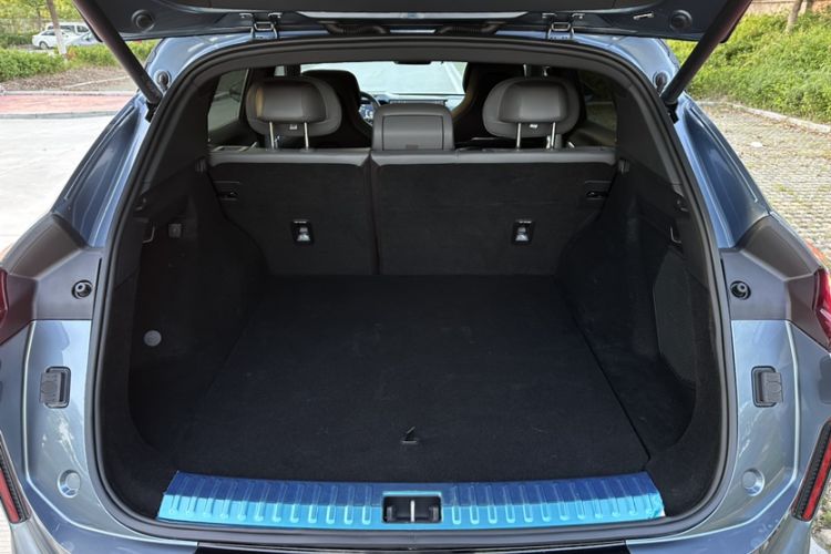 Used Lynk & Co 08 EM-P 2025 220 km All-Wheel-Drive Performance Halo Trunk